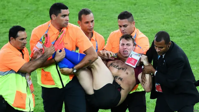 دوسرے ہاف میں ایک تماشائی کے میدان میں گھس آنے کی وجہ سے میچ کچھ دیر کے لیے رکا رہا۔