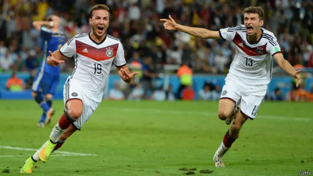 میچ کا واحد اور فیصلہ کن گول جرمنی کے 22 سالہ ماریو گوتسے (بائیں) نے 113ویں منٹ میں آندرے شرل کے پاس پر کیا