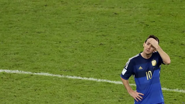 A Messi le dieron el Balón de Oro, pero lo recibió sin demasiado entusiasmo.