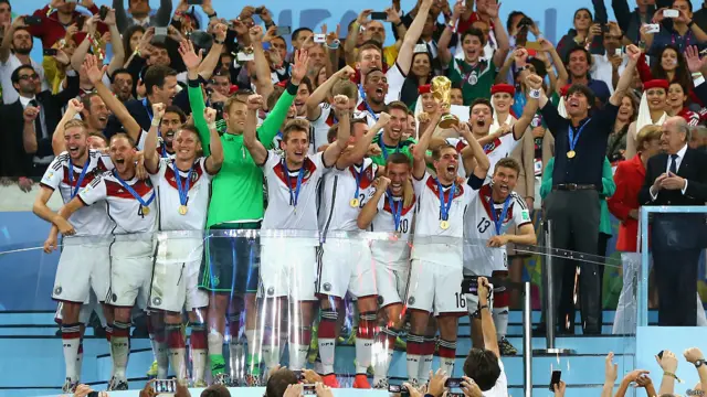 Lahm levantando la copa.