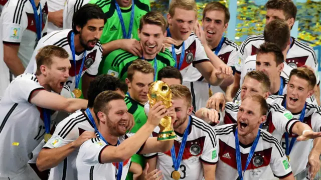 A festa no Maracanã: a Alemanha é tetracampeã! O último título alemçao havia sido em 1990. Agora, os alemães tem o mesmo número de títulos da Itália e só ficam atrás do pentacampeão Brasil. (AP)