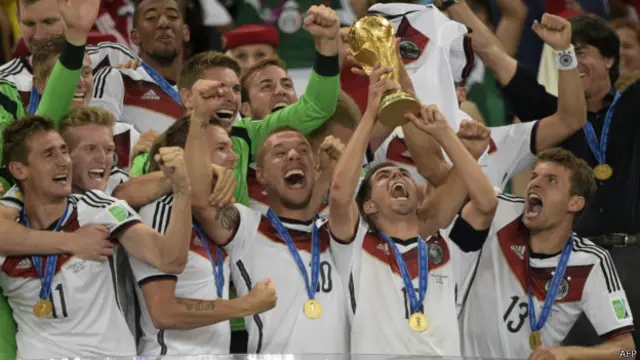 Cборная Германии празднует победу