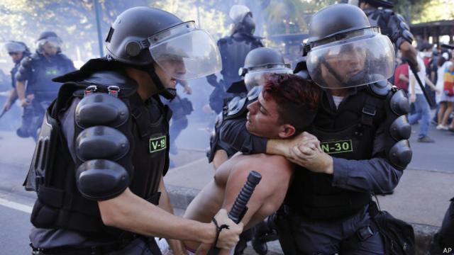 Ação policial durante protesto no último dia da Copa do Mundo