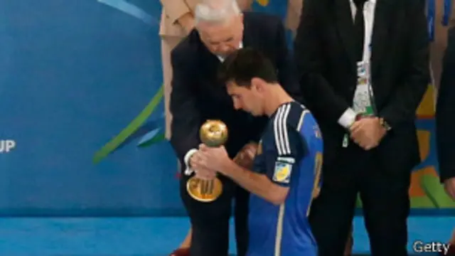 Messi recibió el Balón de Oro sin demasiado entusiasmo.
