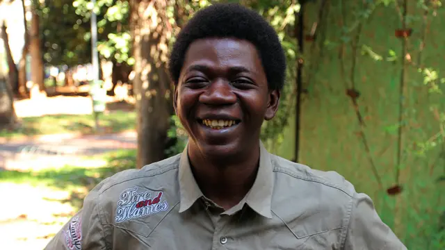 Nchini Brazil kuna asili mbali mbali. Kwa sababu za kihistoria, kuna watu weusi Kaskazini mwa nchi,'' asema mwanafunzi Tresor Mukendi Muteba, kutoka Jamuhuri ya kidemokrasia ya Congo. Nahisi kama niko nyumbani hapa. Utamaduni wa Brazil unafanana na utamaduni wa Afrika. Kwa sababu ya hilo, wakati mwingi mimi huhisi kama niko Afrika. ''
