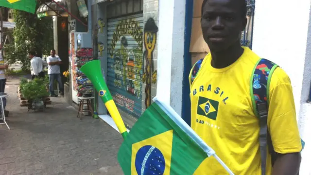 El Hadji Omar, kutoka Senegal anauza mali yake barabarani. "nilikuja Brazil miezi miwili iliyopita kutafuta kazi. Sijui nitakuwa hapa kwa muda gani lakini naipenda nchi hii. Kama katika sehemu nyingine yoyote duniani, kuna watu wazuri na wabaya. Lakini watu nchini Brazil ni kama tu sisi waafrika. ''
