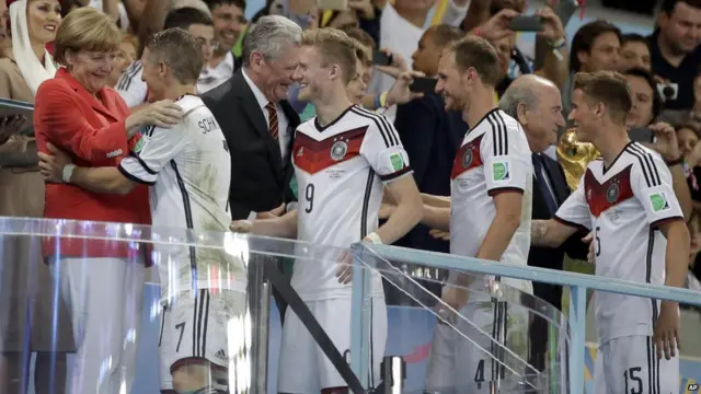 အသင်းသားတွေကို ဂုဏ်ပြုနေတဲ့ ဂျာမနီ ဝန်ကြီးချုပ် အန်ဂျလာ မာ့ကဲလ်