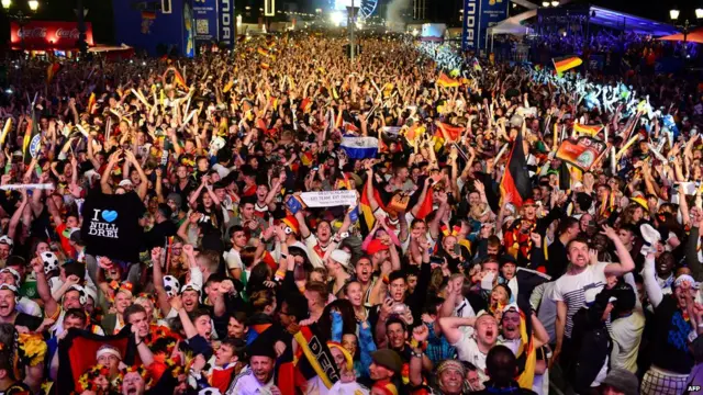 ဘာလင်မြို့က ပရိသတ်တွေကလည်း ခုလို အောင်ပွဲခံ။