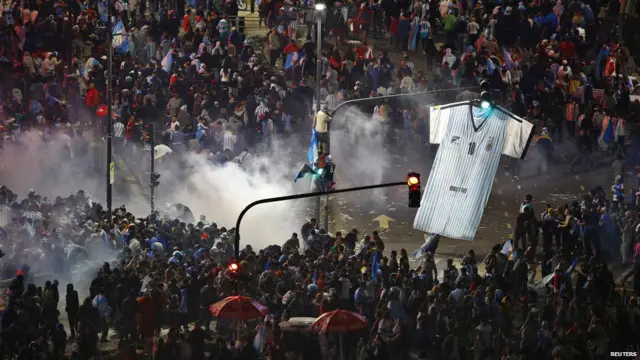 အာဂျင်တီးနားရဲ့ ဗျူနိုအေးရီးစ် မြို့မှာတော့ သောင်းနဲ့ချီတဲ့ ပရိသတ်တွေ ဆူပူခဲ့ကြပြီး လူ ၄၀ ကျော်ကို ထိန်းသိမ်းခဲ့ရ။