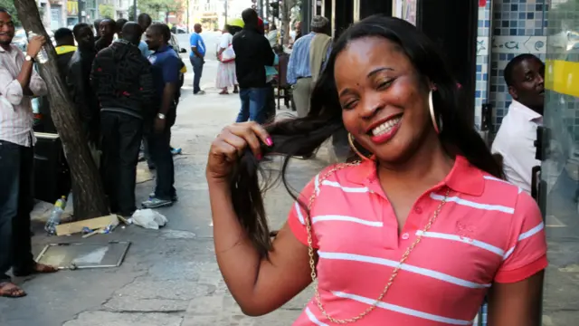 "nimekuwa nchini Brazil, kwa miezi mitatu au minne, asema Uju Juliana kutoka Nigeria. "Brazil ni mahala pazuri sana. Wanawake wa kiafrika sisi huhisi kama tuko tu nyumbani. Ningesema kwamba hapa Brazil watu huheshimu wanawake zaidi hata kuliko nchini mwangu. ''
