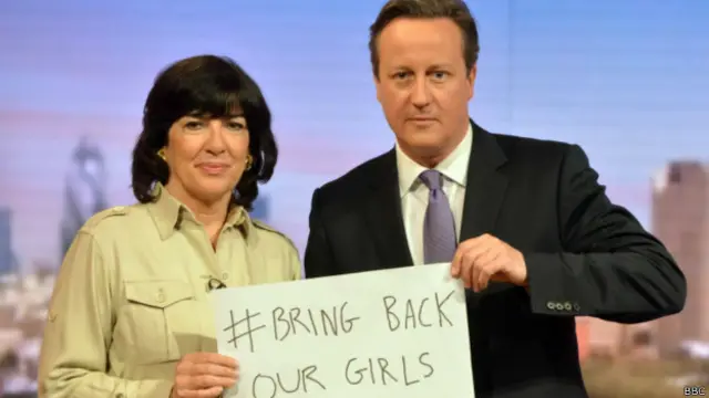 Le Premier ministre britannique, David Cameron avec Christiane Amanpour présentatrice à CNN, tenant une pancarte "Bring Back Our Girls", dans le Andrew Marr Show. 