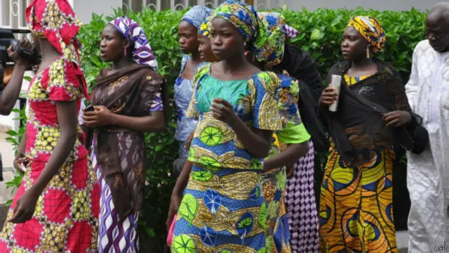 28 jeunes filles parmi les écolières qui ont échappé aux ravisseurs Boko Haram, arrivent à Maiduguri pour s’entretenir avec le gouverneur de l’Etat de Borno Kashim Shettima. 