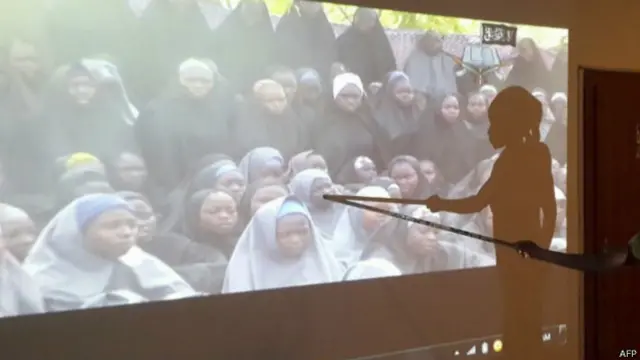 
Une étudiante qui s'est échappée lorsque les rebelles Boko Haram ont pris d'assaut une école et enlevé des écolières, identifie ses camarades de classe à partir d'une vidéo diffusée par le groupe islamiste dans la maison du gouverneur à Maiduguri.
