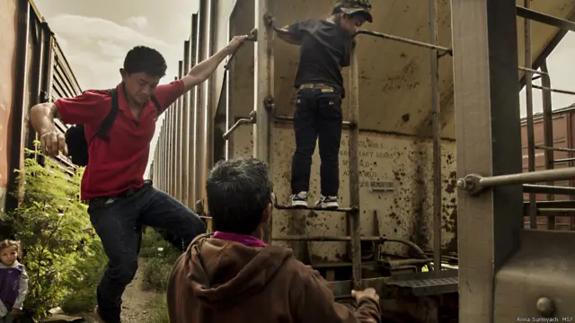 Migrantes subiendo a vagon de tren