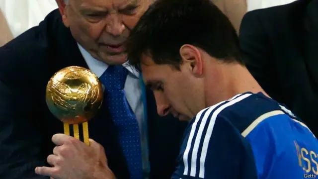 Tras la caída ante Alemania, la decepción de Messi al recibir el trofeo fue evidente.