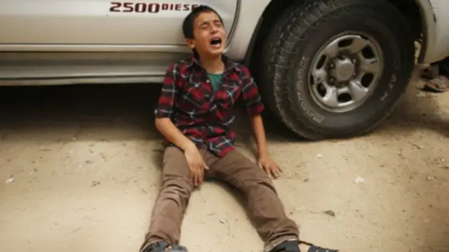 مع استمرار القصف يتزايد عدد القتلى من الفلسطينيين.