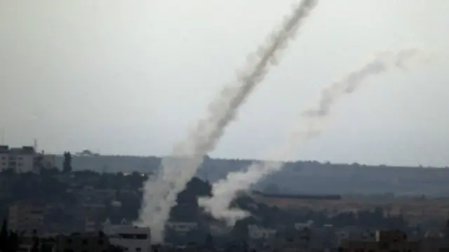 لايزال الفلسطينيون يطلقون الصواريخ على إسرائيل.