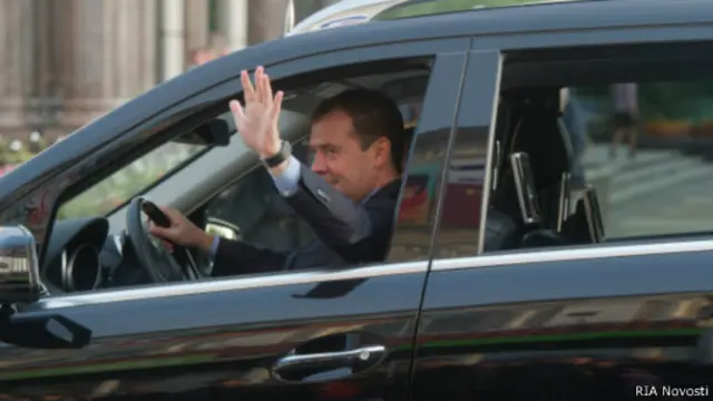 Дмитрий Медведев в иномарке