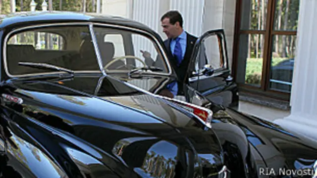 Дмитрий Медведев в старинной машине