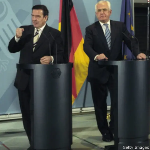 دکتر پیتر هارتز و گرهارد شرودر صدراعظم وقت آلمان در زمان ارائه طرح هارتز (۲۰۰۲)