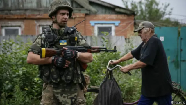 Украинский солдат и местный житель