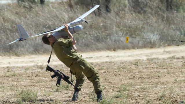 سرباز اسرائیلی که پهپاد شناسایی اسرائیل را برای پرواز آماده می‌کند