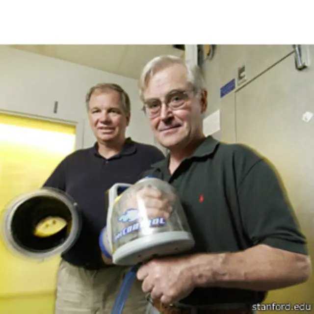 دستکش خنک کننده و مبتکر آن پروفسور کریگ هلر (راست)