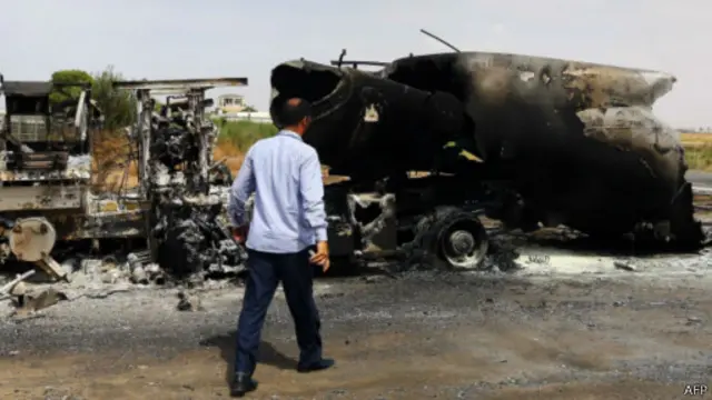 حطام طائرة وشاحنة في مطار طرابلس بسبب الاشتباكات بين الميليشيات المتناحرة.