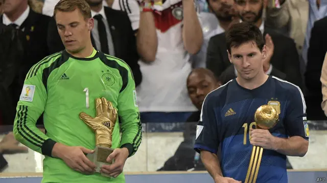 जर्मनी के मैन्युल नॉयर और आर्जन्टीनियाई फ़ुटबॉल खिलाड़ी लियोनेल मेसी