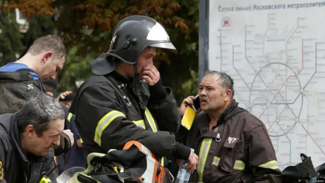 Авария на синей ветке московского метро произошла в утренний час пик: три вагона поезда сошли с рельсов