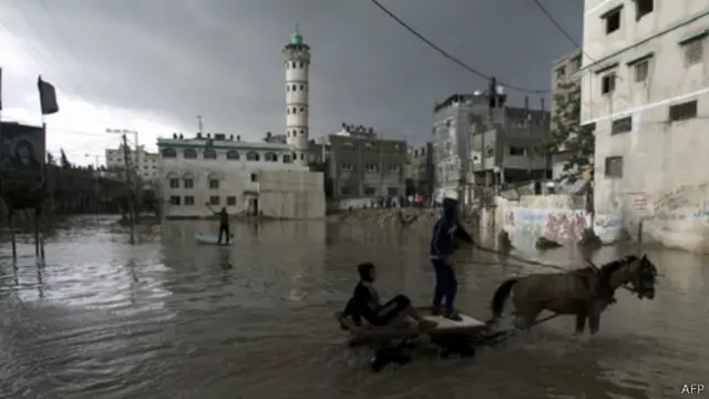 غمرت مياه الأمطار الغزيرة في ديسمبر/كانون الأول عام 2013 أنظمة تصريف الأمطار والصرف الصحي.