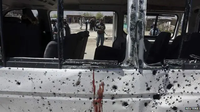 阿富汗东部的汽车炸弹袭击现场