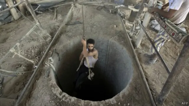 تستخدم أنفاق التهريب في غزة لنقل العديد من السلع والبضائع من مصر إلى غزة.