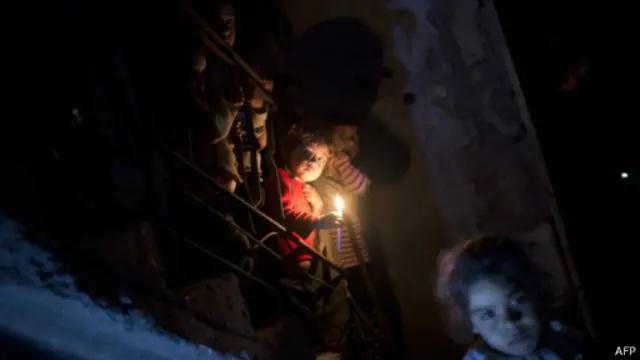 يسبب انقطاع الكهرباء شللا في جميع مناحي الحياة في غزة.