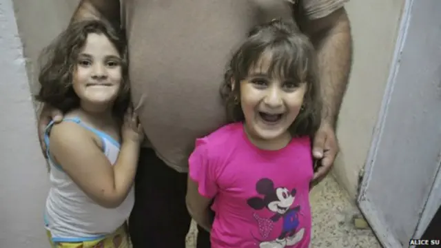 تجاوزت ابنتا أحمد التوأمتان للتو عامهما السابع