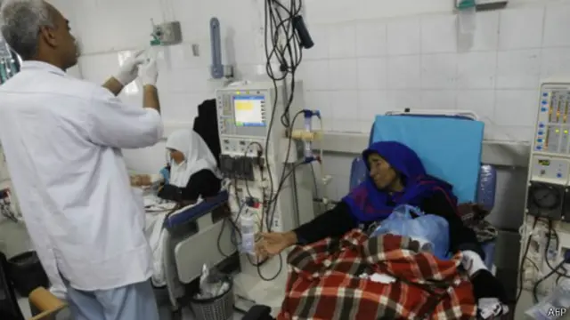 نقص الطاقة والوقود يعرقل عمل المنشآت الطبية في القطاع.