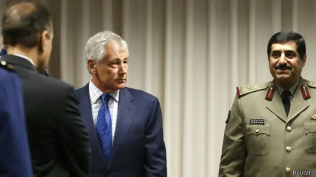 چاک هیگل، وزیر دفاع آمریکا و حمد بن علی العطیه، وزیر دفاع قطر قرارداد تسلیحاتی را در پنتاگون امضاء کردند