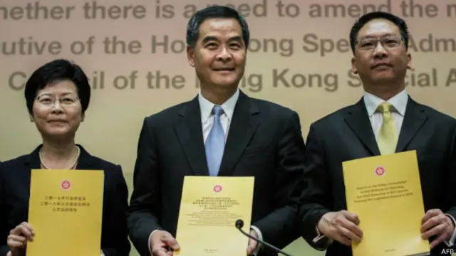 香港政務司司長林鄭月娥（左）、香港特首梁振英和香港律政司司長袁國強（右）在記者會展示政改諮詢文件