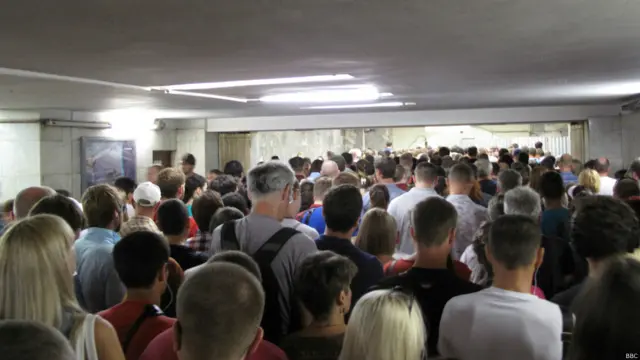 Сразу после аварии на многих прилегающих станциях метро образовались огромные очереди.