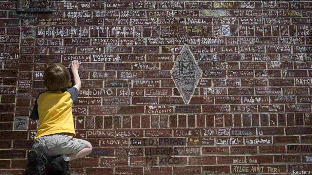 Мальчик пишет на стене в Грейсленде