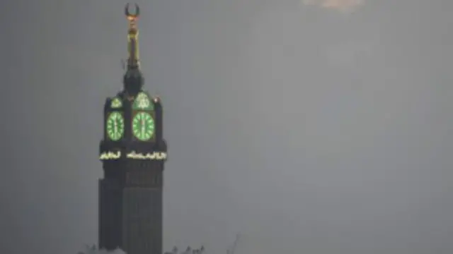 ابراج البیعت‘ نامی اس مینار کی چوٹی پر نصب سبز روشنی 30 کلومیٹر دور سے نظر آئے گی