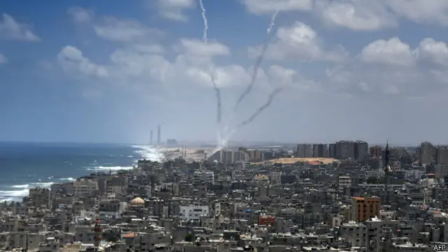 Foguetes lançados de Gaza nesta terça-feira. Foto: AFP