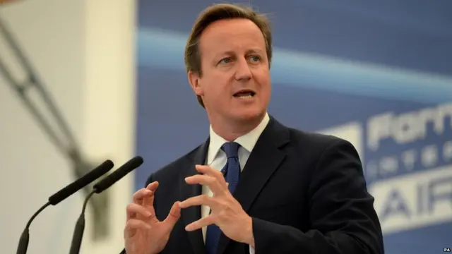 英国首相卡梅隆在空展开幕式上讲话，宣布将花费11亿英镑加强英国国防。