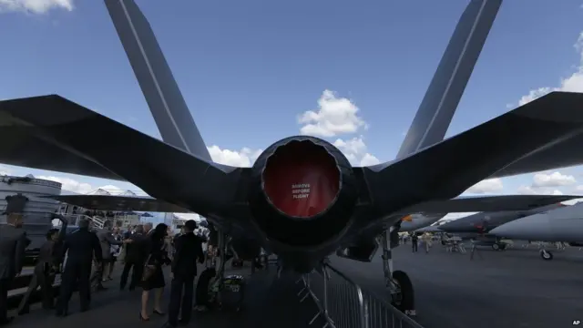 洛克希德·马丁（Lockheed Martin）F-35战斗机本来预期将在本次空展上亮相，但是由于引擎起火不能起飞。在展览上只有一架大小与原机一样的复制品。