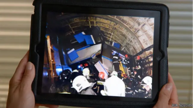 Вагон, сошедший с рельс на экране планшета