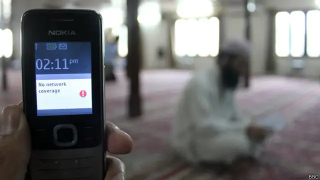 سرینگر کی ایک بڑی مسجد میں بعض نمازیوں نے بتایا کہ انھیں معلوم نہیں تھا کہ وہاں ایسا کوئی آلہ نصب ہے