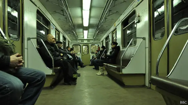 Пассажиры в вагоне метро