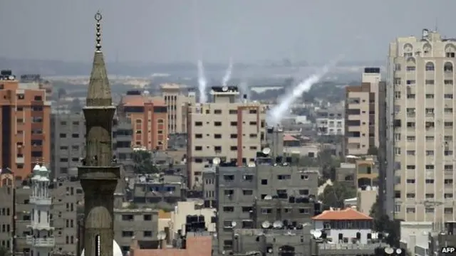 إسرائيل تقول إن 50 صاورخا أطلق من غزة على أراضيها الثلاثاء.