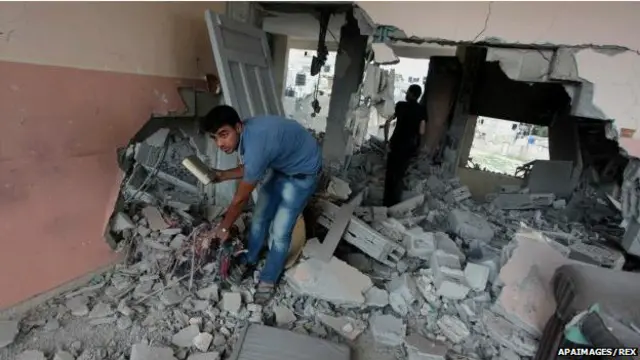 الغارات الحربية الإسرائيلية هدمت مئات منازل المدنيين في القطاع المكتظ بالسكان.