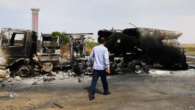 دمرت بعض الطائرات والمركبات في الهجمات على المطار